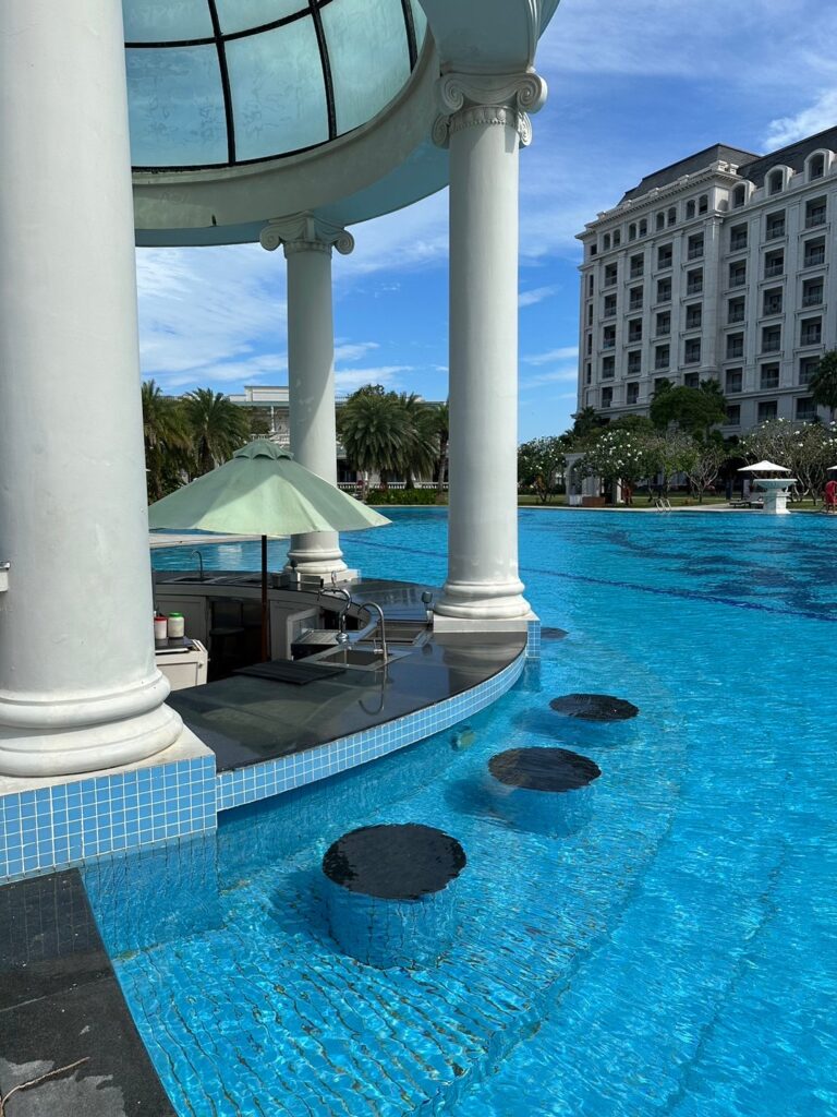フーコック島のホテルのプールの写真